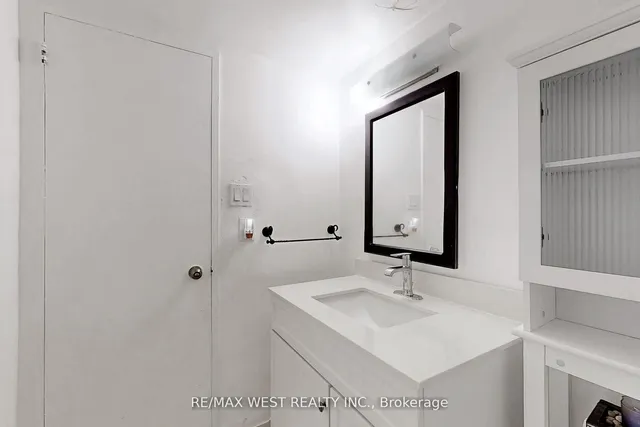 Additional image 20 of 627 The West Mall Unit 1810