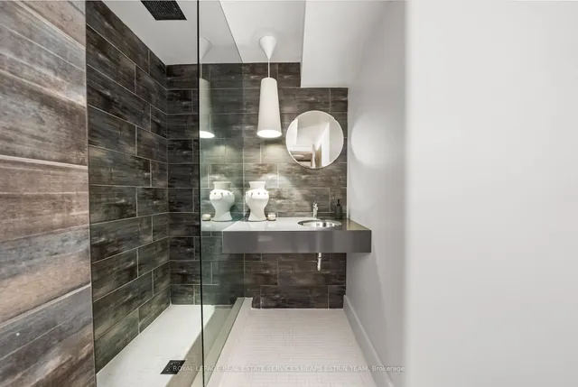 Additional image 44 of 74 Roxborough St