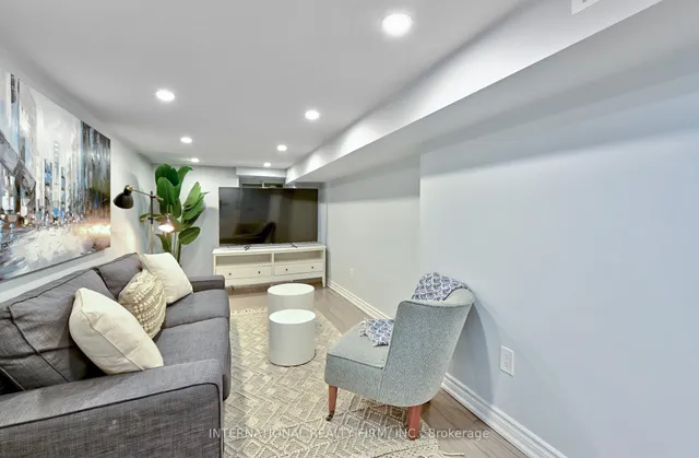 Additional image 29 of 717 Palmerston Ave