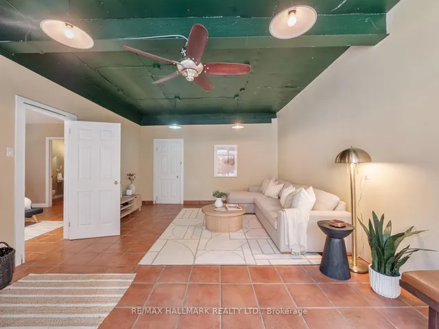 Additional image 39 of 839 Carlaw Ave