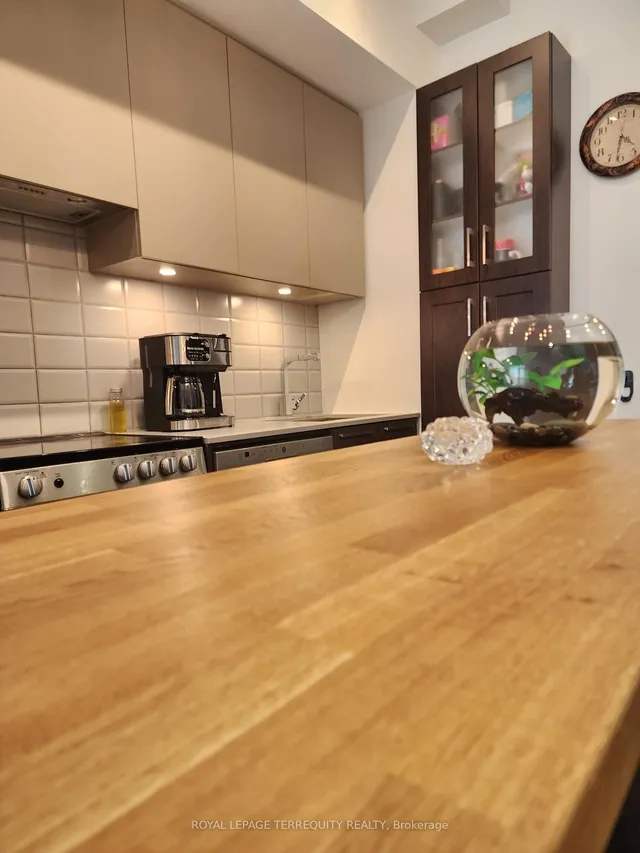 Additional image 8 of 4208 Dundas St Unit 610