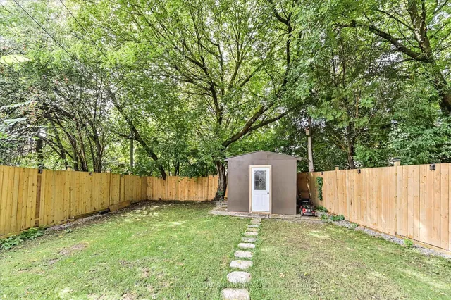 Additional image 36 of 94 Meighen Ave