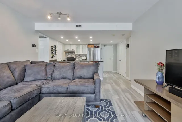 Additional image 8 of 701 King St Unit 811