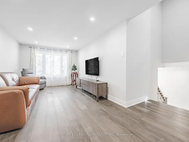 Additional image 8 of 36 Levitt Crt