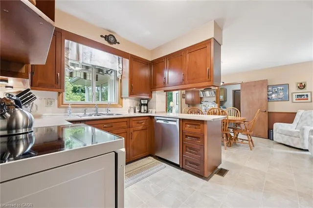 Additional image 32 of 46 Larkspur Cres