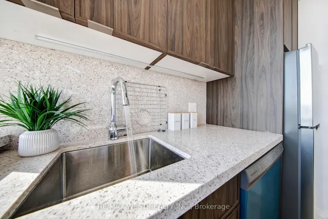 Additional image 15 of 914 Yonge St Unit 1202