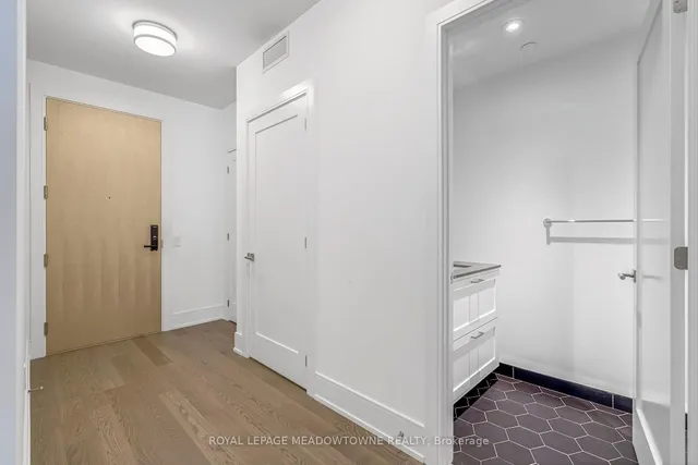 Additional image 6 of 155 Merchants' Wharf Unit 826