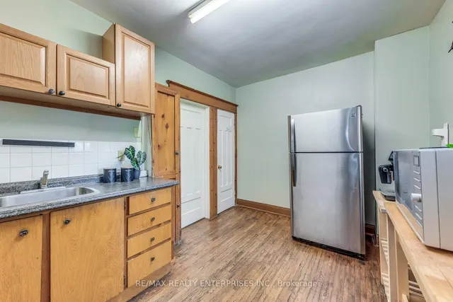 Additional image 12 of 370 Coxwell Ave