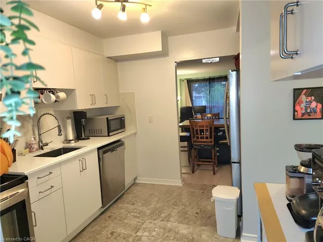 Additional image 10 of 32 Mowat Blvd Unit 8