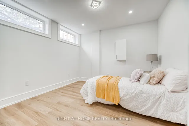 Additional image 43 of 203 Scarboro Cres