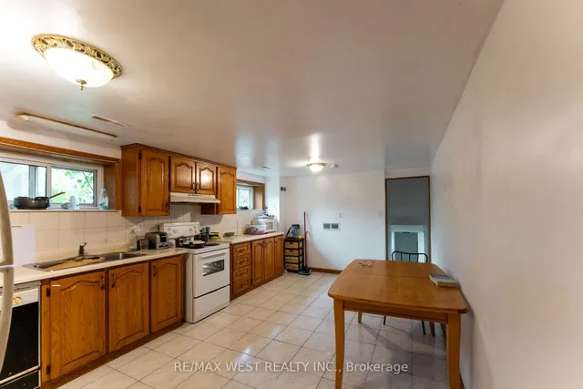 Additional image 36 of 330 Pellatt Ave