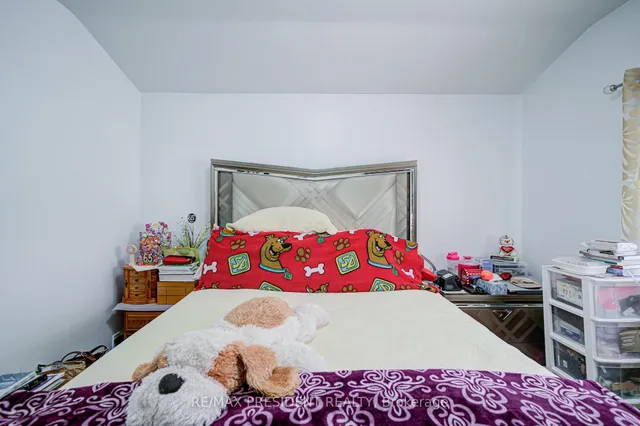 Additional image 20 of 74 Bloomington Cres