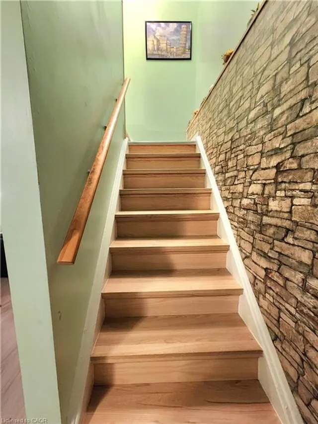 Additional image 28 of 32 Mowat Blvd Unit 8