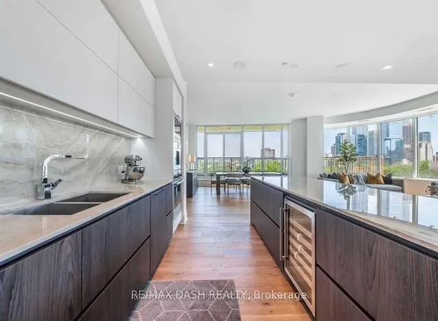 Additional image 14 of 151 Avenue Rd Unit 806