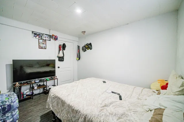 Additional image 33 of 74 Bloomington Cres