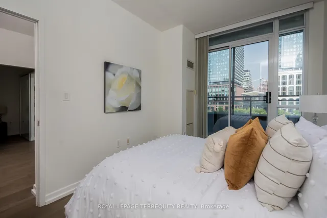 Additional image 24 of 25 Capreol Crt Unit 303