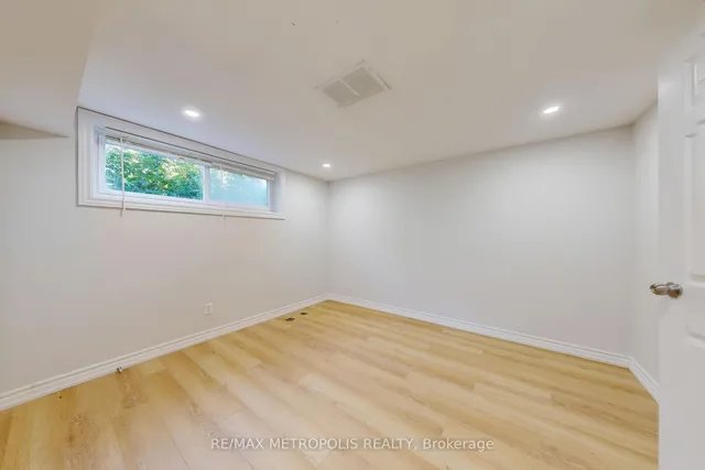 Additional image 35 of 162 Lord Roberts Dr