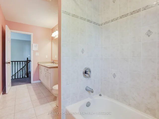 Additional image 35 of 36 Lemon Grass St