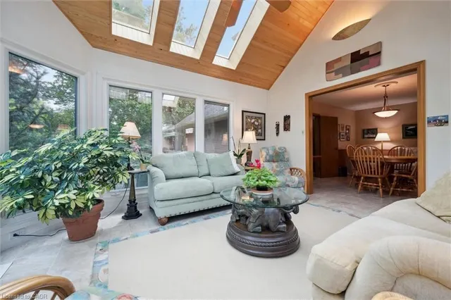 Additional image 25 of 46 Larkspur Cres