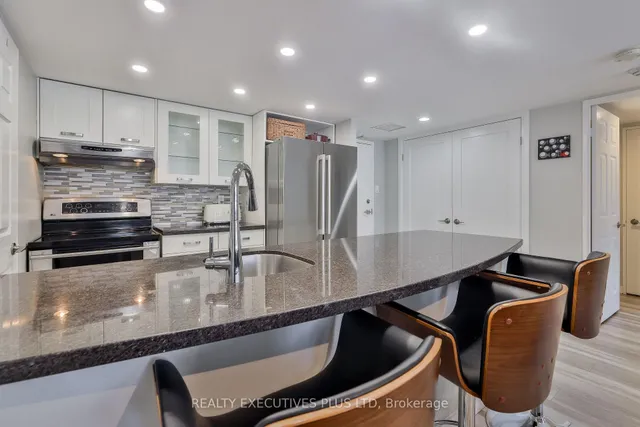 Additional image 11 of 701 King St Unit 811