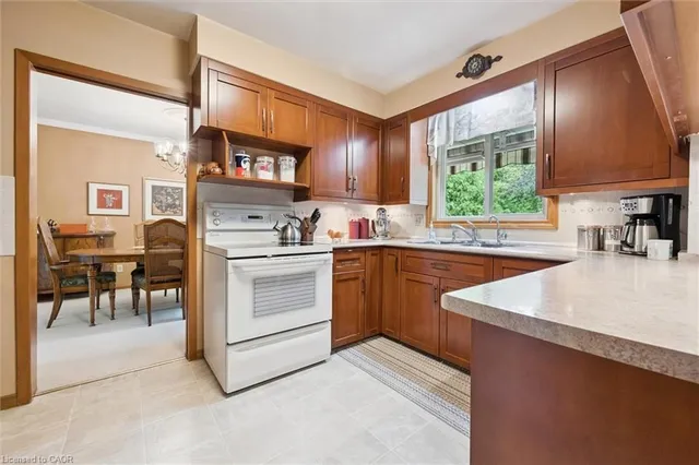 Additional image 31 of 46 Larkspur Cres