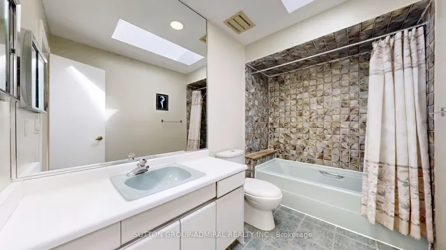 Additional image 27 of 33 Carnival Crt