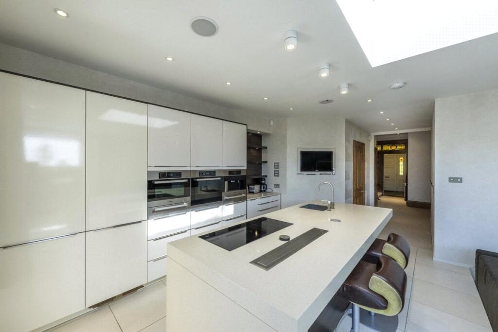 Primary image of 123 Blenheim Place, Aberdeen, AB25