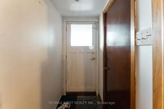 Additional image 35 of 330 Pellatt Ave