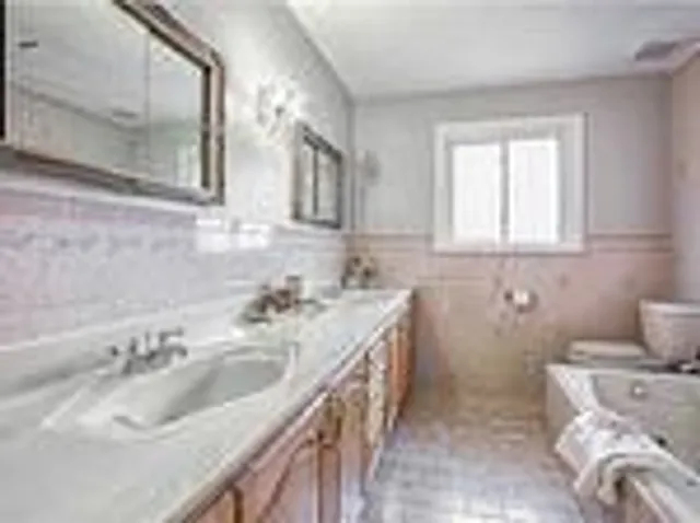 Additional image 10 of 33 Farmcrest Dr