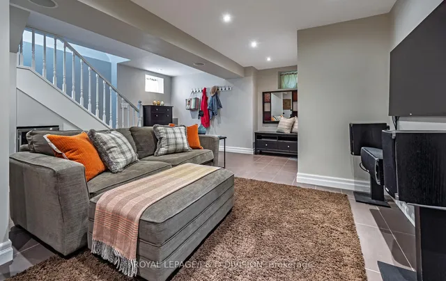 Additional image 33 of 151 Forman Ave