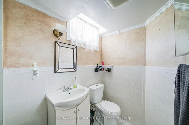 Additional image 35 of 74 Bloomington Cres