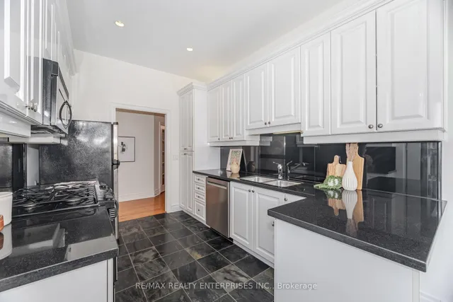 Additional image 10 of 2662 Bloor St Unit PH-1108