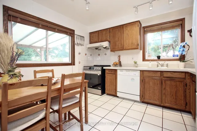 Additional image 13 of 12 Relroy Crt