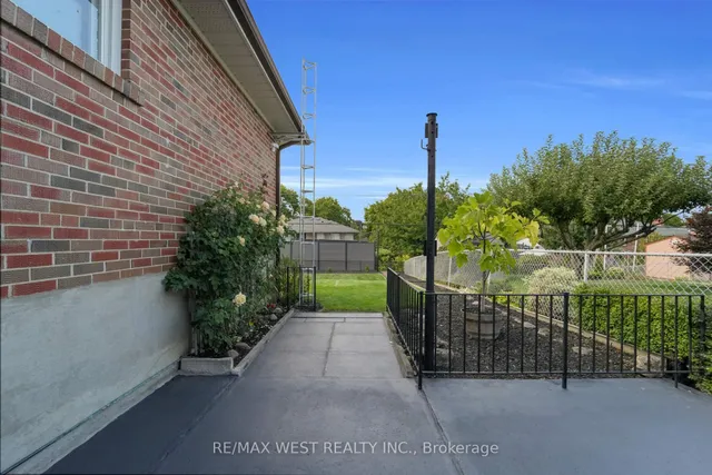 Additional image 39 of 304 La Rose Ave