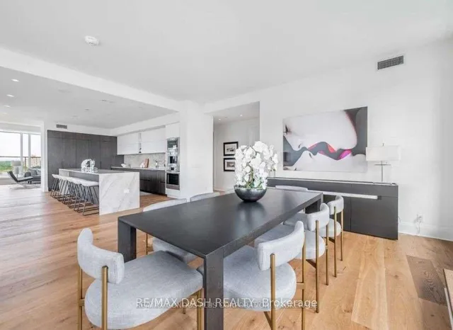 Additional image 18 of 151 Avenue Rd Unit 806