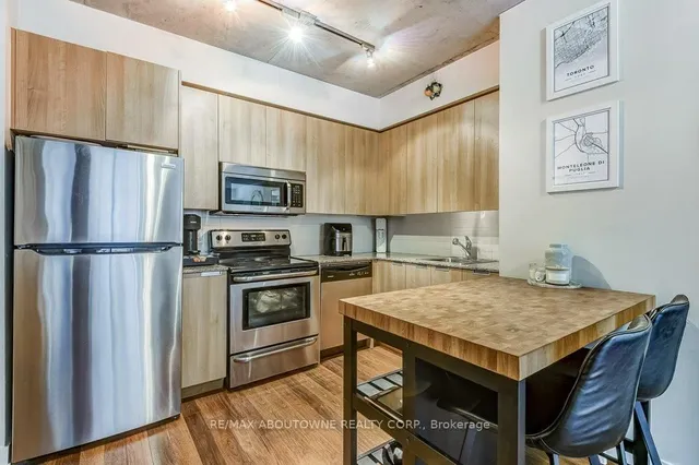 Additional image 11 of 400 Wellington St Unit 212