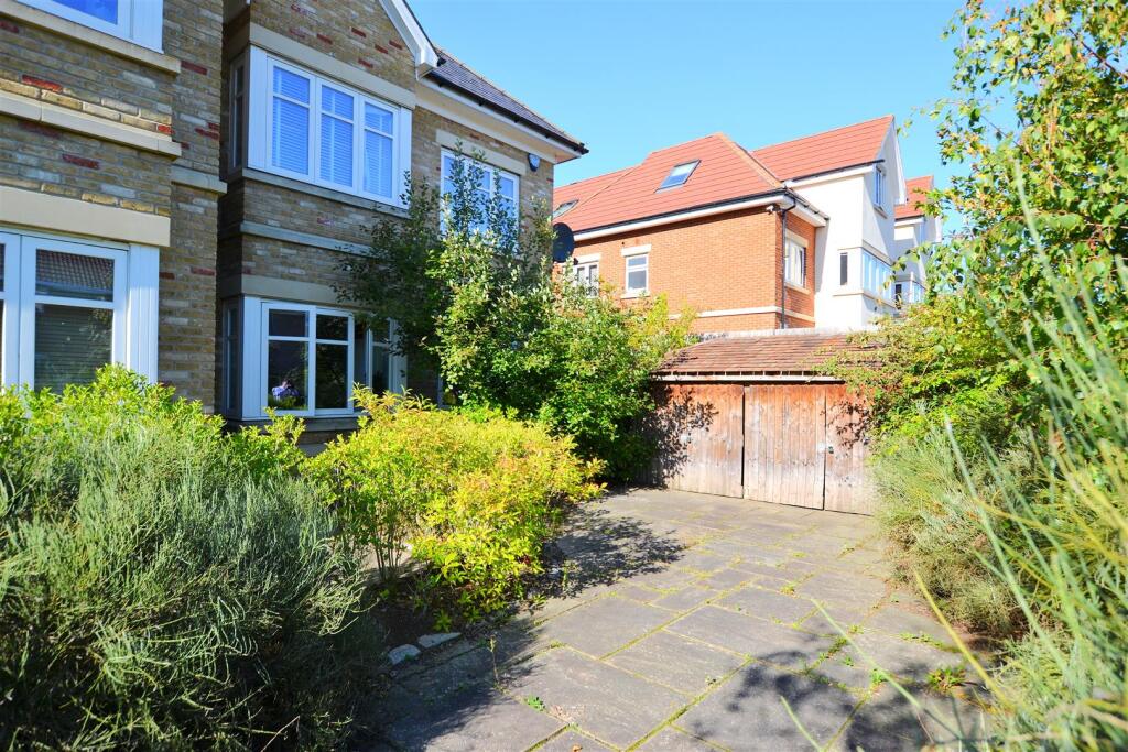 Additional image 15 of Roe Green Lane, Hatfield