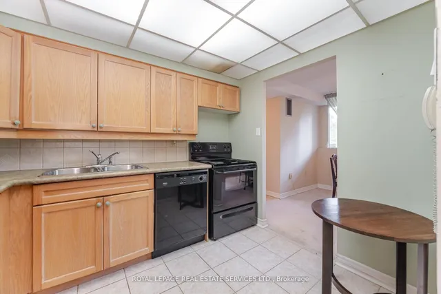 Additional image 16 of 3590 Kaneff Cres Unit 102