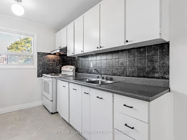 Additional image 8 of 13 Gold Pine Crt