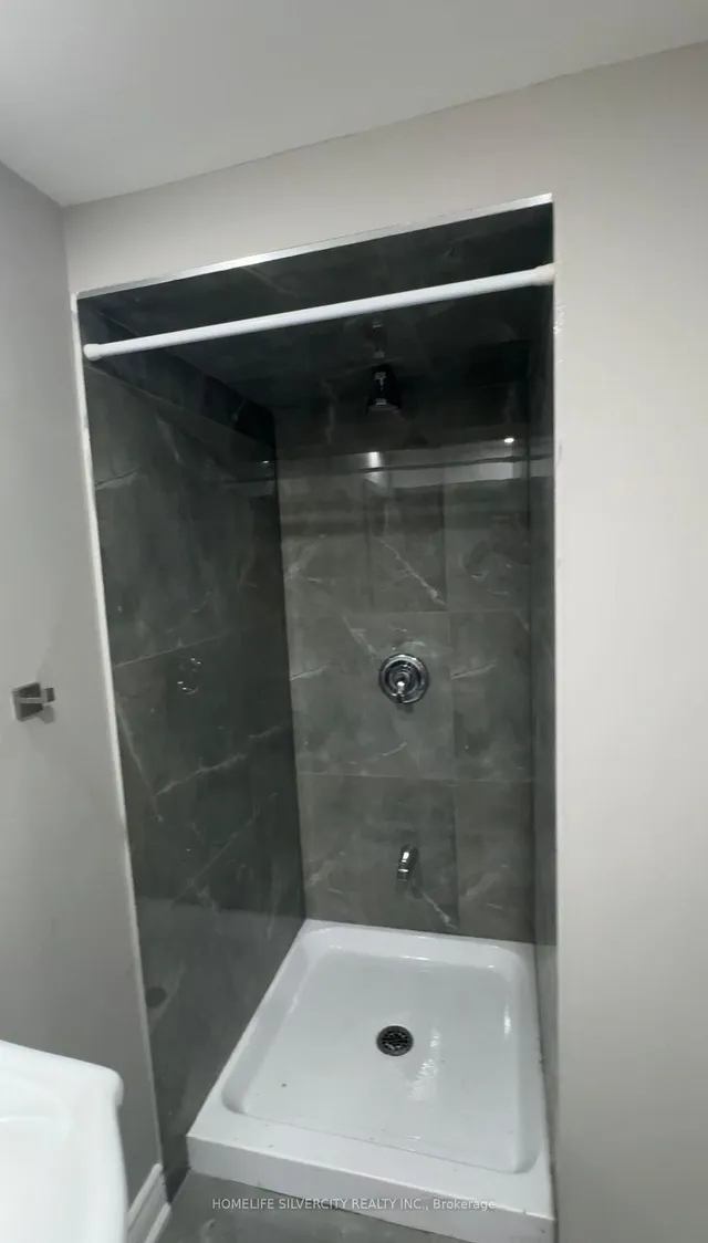 Additional image 4 of 8 Golden Gate Dr