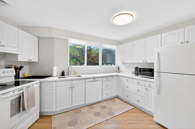 Additional image 23 of 3695 Kaneff Cres Unit 102