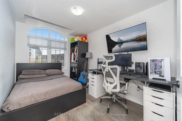 Additional image 32 of 2 Estelle Gate