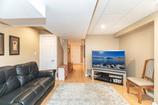 Additional image 33 of 37 Sunnybrook Cres