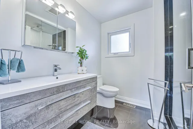 Additional image 26 of 1517 Queensbury Cres