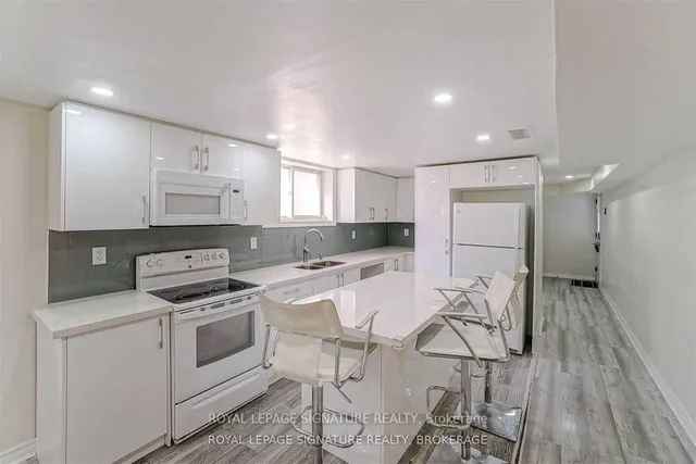 Additional image 28 of 3562 Laddie Cres