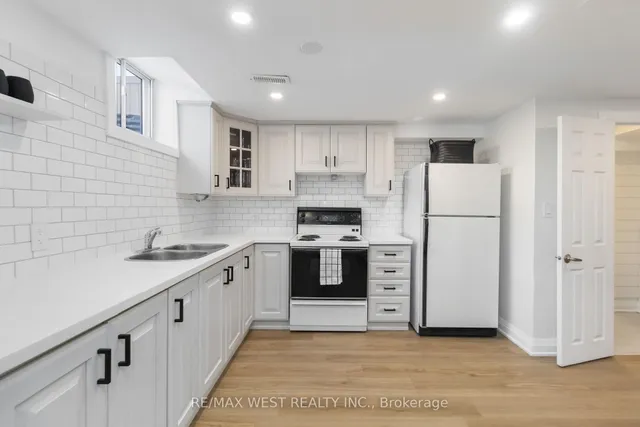 Additional image 25 of 440 BLUESKY Cres