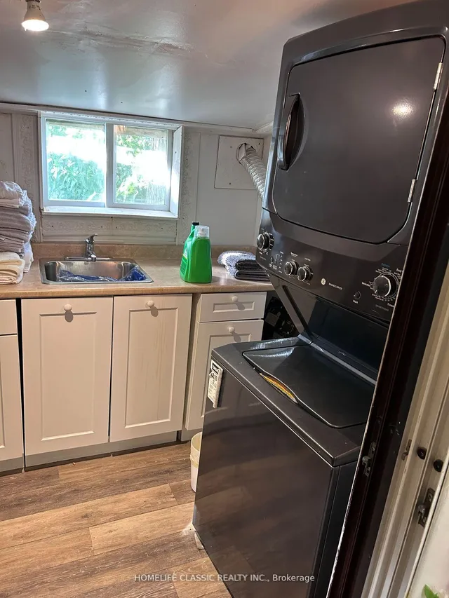 Additional image 4 of 3223 Dundas St