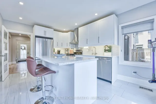 Additional image 8 of 1517 Queensbury Cres