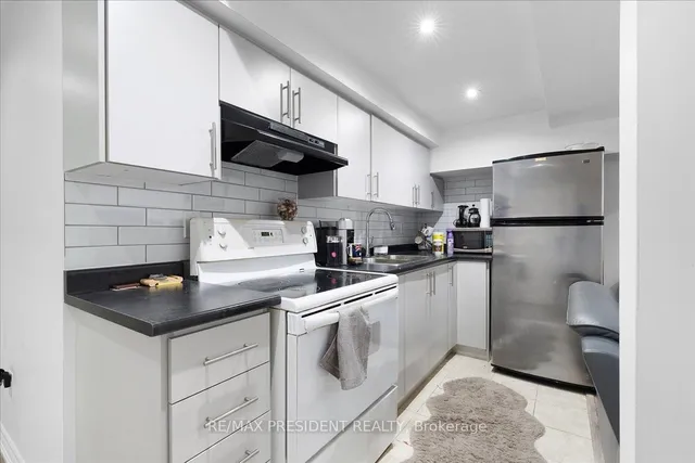 Additional image 38 of 56 Natronia Tr