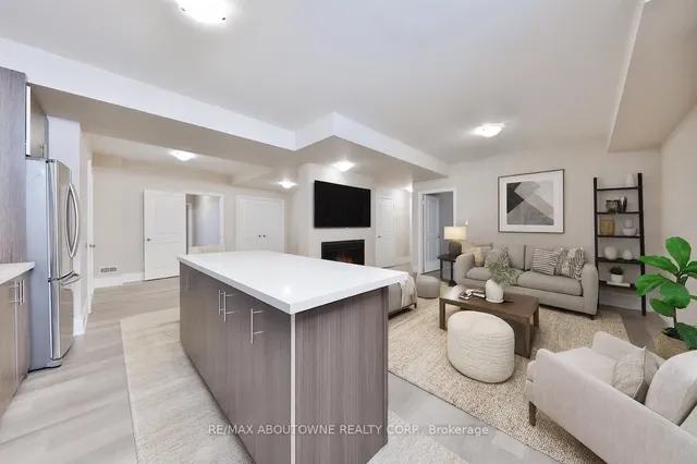 Additional image 40 of 2163 Vineland Cres